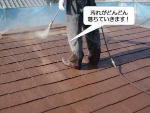 和泉市の屋根についた汚れがどんどん落ちていきます