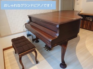 岸和田市S様邸のおしゃれなグランドピアノです