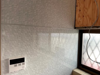 忠岡町のキッチンの壁にキッチンパネルを貼りました