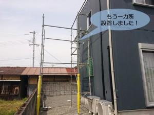 岸和田市のシャッター取付けでもう一カ所足場を設置