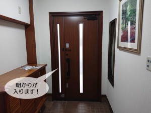 和泉市の玄関ドア入替で明かりが入ります