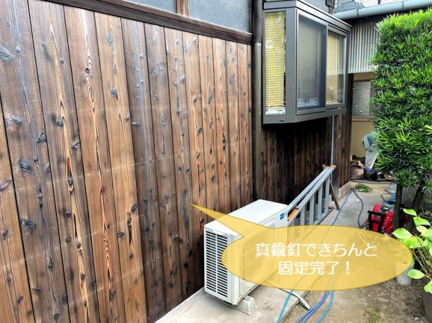 岸和田市の外壁の焼き杉板を真鍮釘で固定！