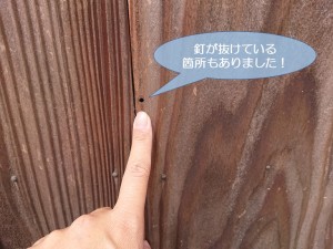 岸和田市の外壁の杉板を固定している釘が抜けている箇所もありました