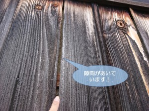 岸和田市の外壁の杉板に隙間があいています！