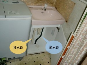 和泉市の洗面台の排水管と給水管