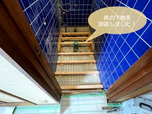 貝塚市のトイレの床下地を設置