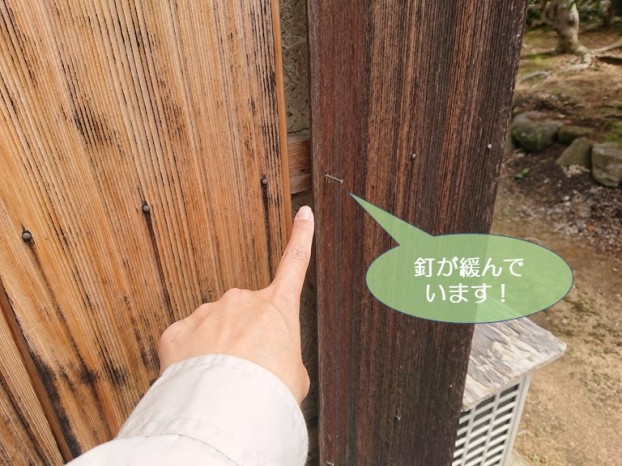 岸和田市の外壁の杉板を固定している釘の緩み