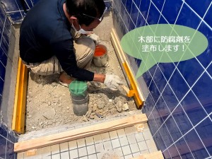 貝塚市の木部に防腐剤を塗布します