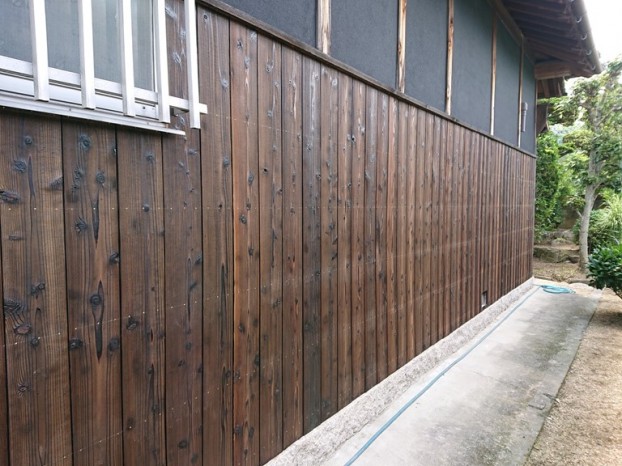 岸和田市の外壁の杉板張り完成