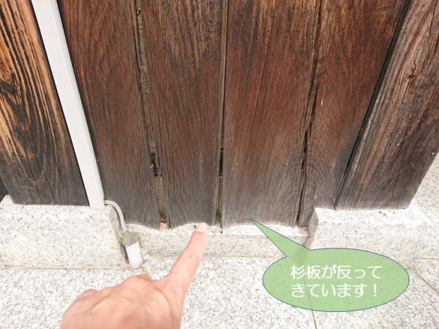 岸和田市の外壁の杉板が反ってきています