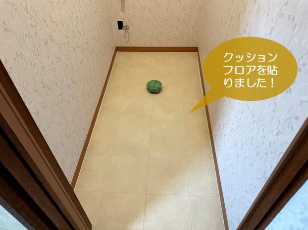 貝塚市のトイレの床にクッションフロアを貼りました