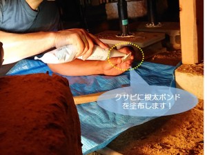 貝塚市で使用するクサビに根太ボンドを塗布