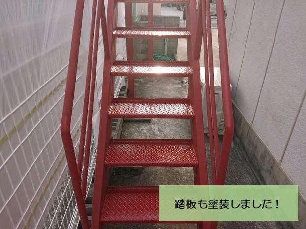 岸和田市の鉄骨階段の踏板も塗装
