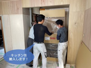 岸和田市で設置するキッチンを搬入