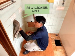岸和田市の洗面所の壁をきれいに拭き掃除します