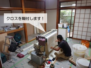 岸和田市で使用するクロスを糊付します