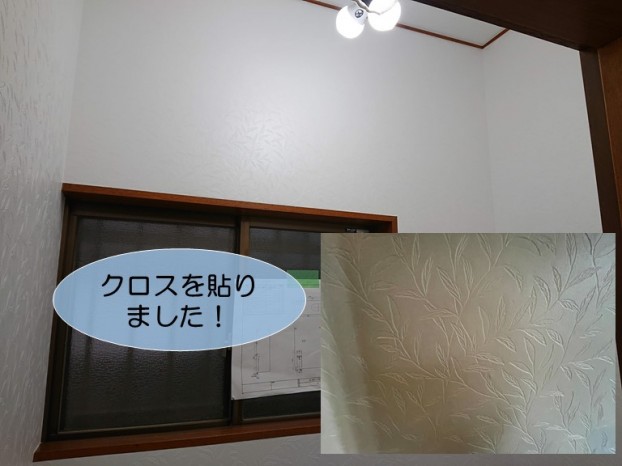 岸和田市のトイレの天井と壁にクロスを貼りました