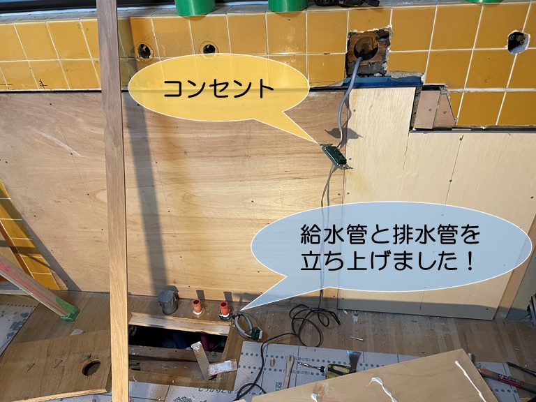 岸和田市のキッチンの給排水管を立ち上げました
