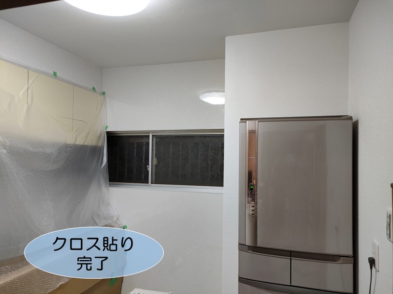 岸和田市のキッチンのクロス貼り完了