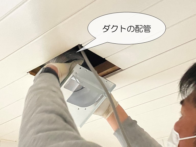 泉大津市の浴室のダクトの配管を換気扇に繋げます
