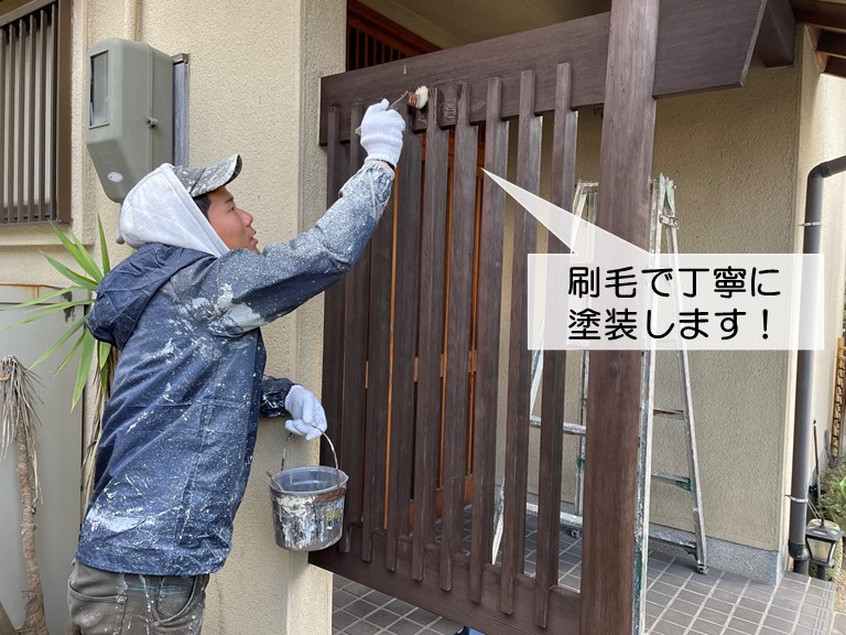 岸和田市の木部を刷毛で丁寧に塗装します