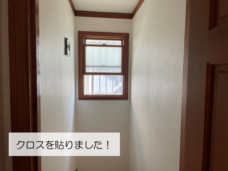 岸和田市のトイレのクロスを貼りました