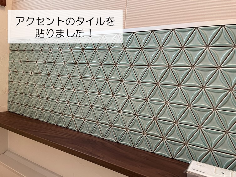 岸和田市のトイレの壁にアクセントのタイルを貼りました