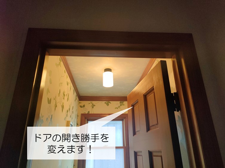 岸和田市のトイレのドアの開き勝手を変えます