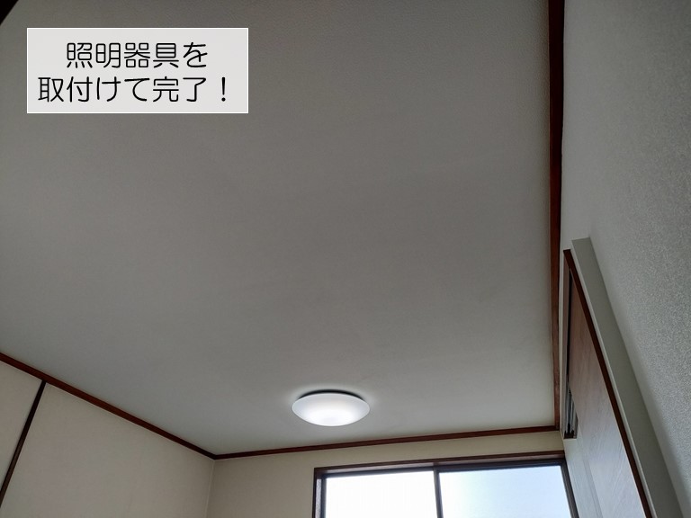 和泉市の廊下の天井に照明器具を取付け