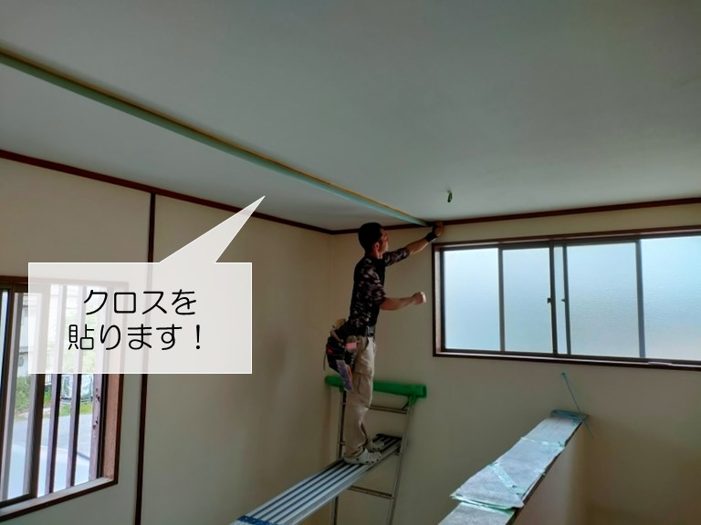 和泉市の廊下の天井にクロスを貼ります