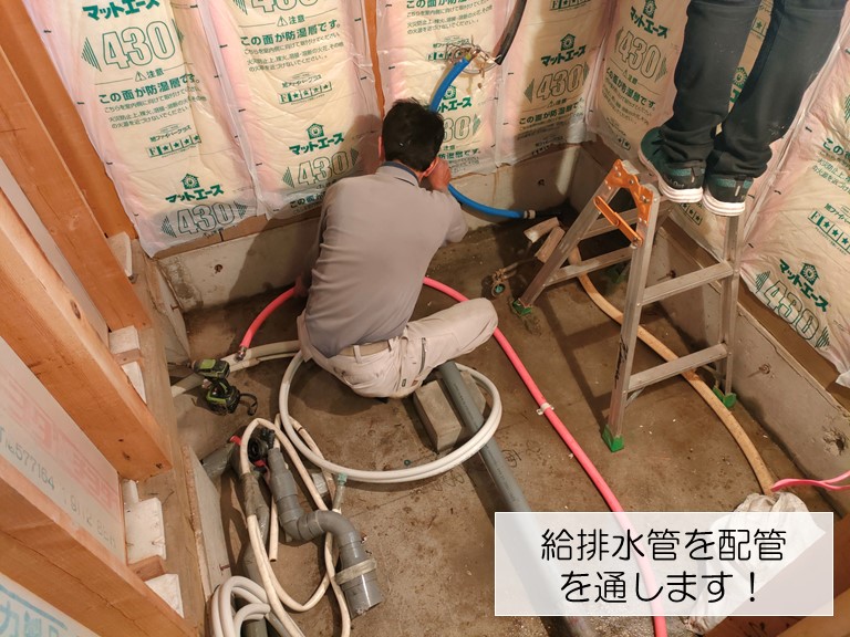 貝塚市のユニットバスに給排水管を通します
