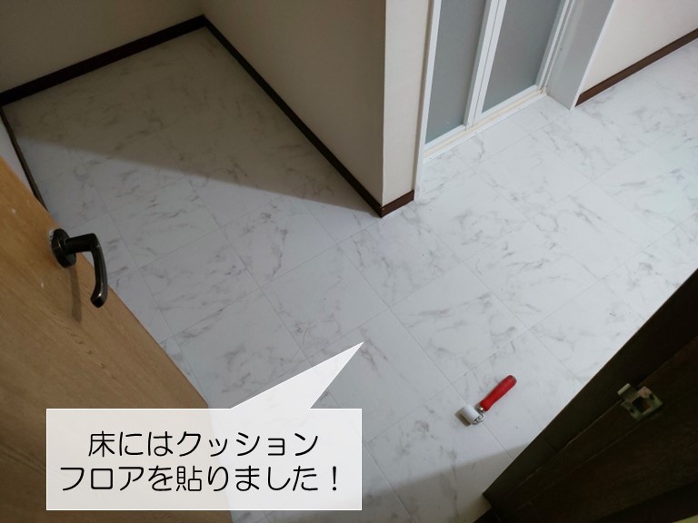 岸和田市の洗面所の床にクッションフロアを貼りました
