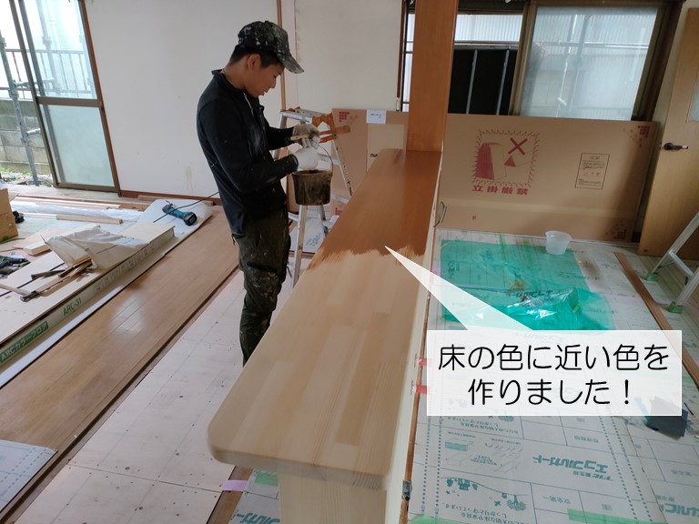 岸和田市のキッチンカウンターを丁寧に塗装