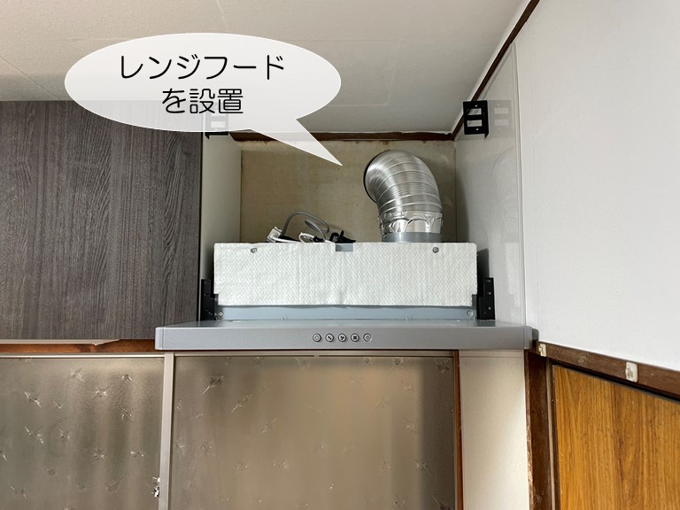 和泉市のキッチンのレンジフードを設置