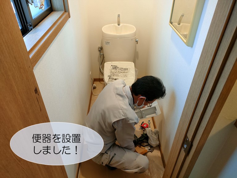 貝塚市の2階のトイレに便器を設置しました