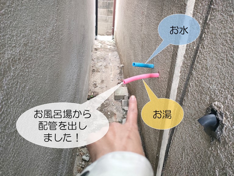 和泉市のお風呂場から湯水の配管を出しました