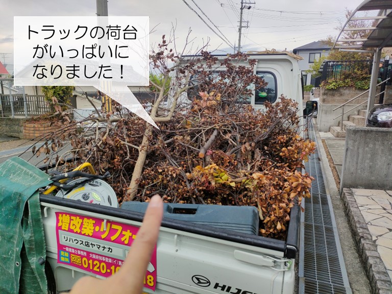 和泉市の伐採した植木を積み込みました