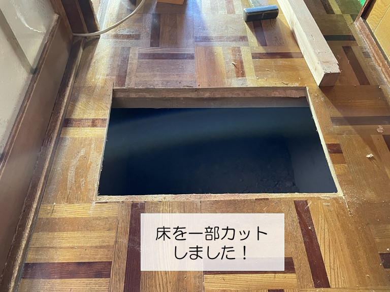 岸和田市の廊下の床を一部カット