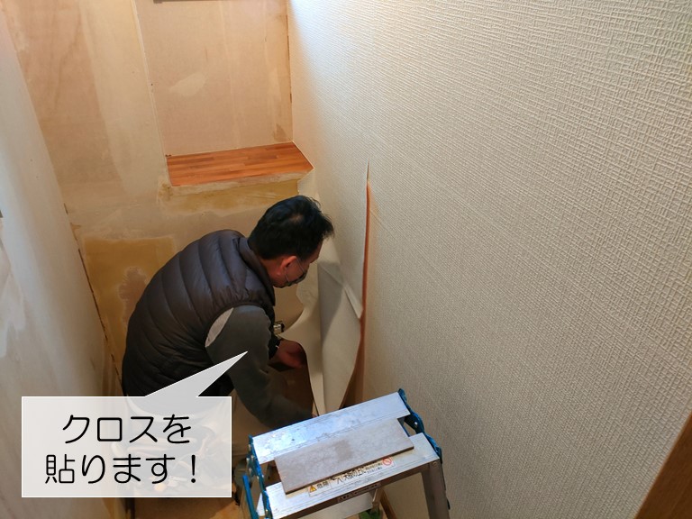 貝塚市のトイレにクロスを貼ります