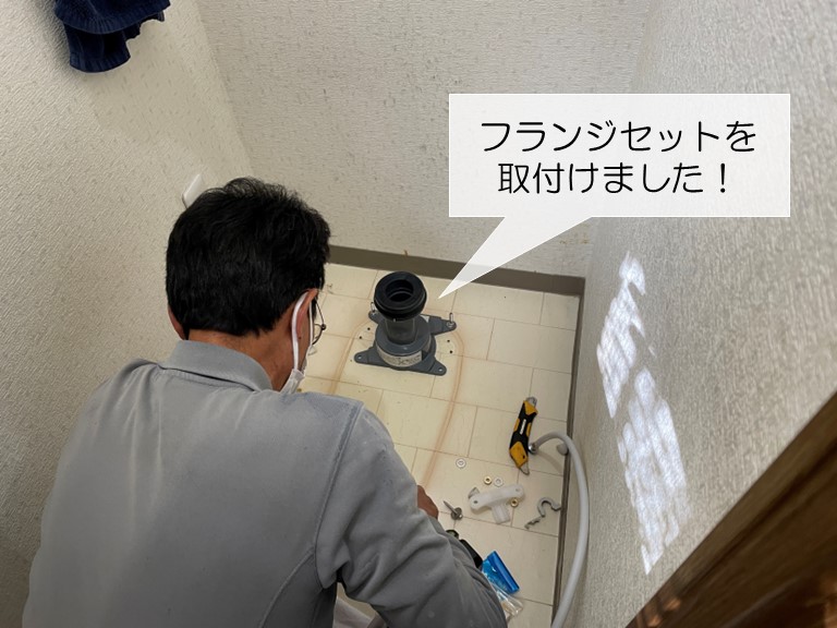 和泉市のトイレにフランジセットを取付け