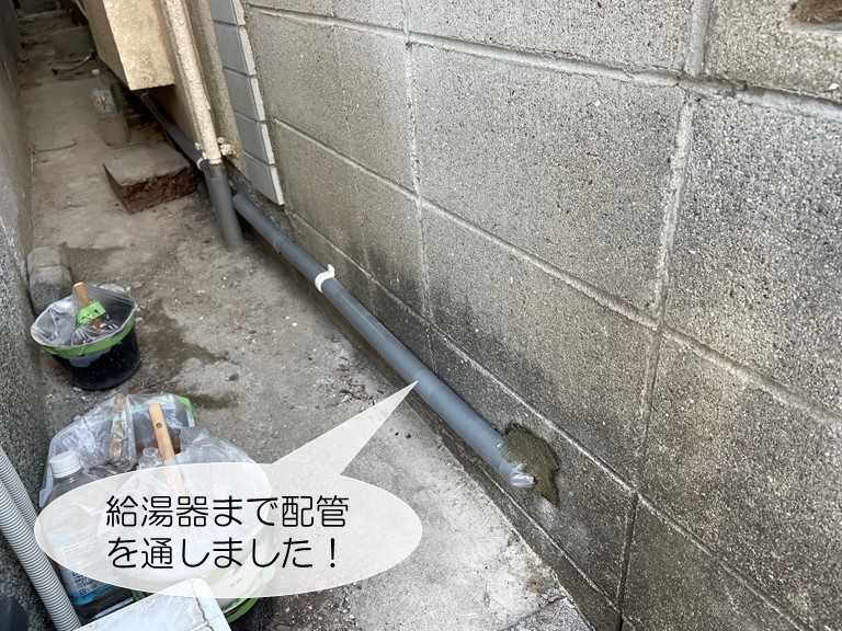 和泉市の給湯器まで配管を通しました