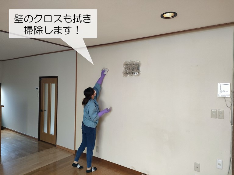 和泉市の各お部屋のクロス壁を拭き掃除します