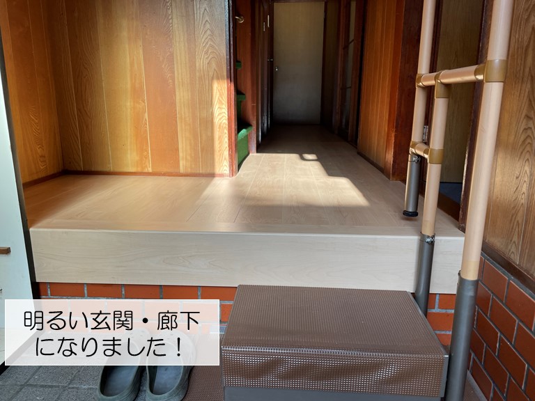 岸和田市の玄関と廊下の床が明るくなりました
