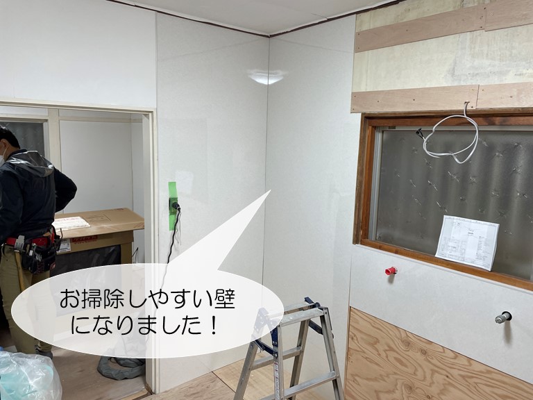 和泉市のキッチンの壁がお掃除しやすいパネルに