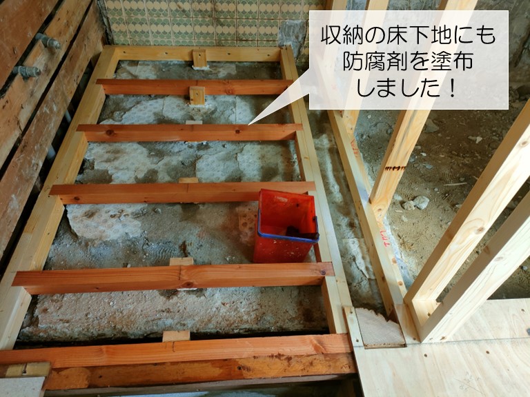 岸和田市の洗面所の収納の下地に防腐剤を塗布