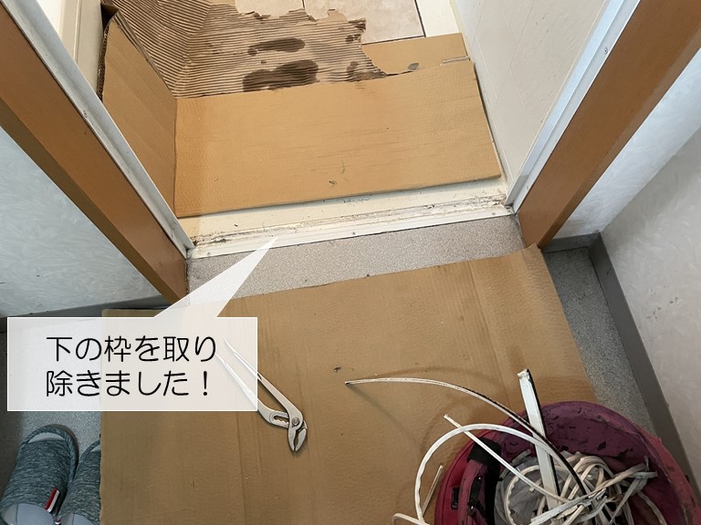 和泉市のお風呂の折れ戸の下枠を撤去