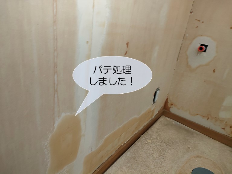 貝塚市のトイレの壁をパテ処理しました
