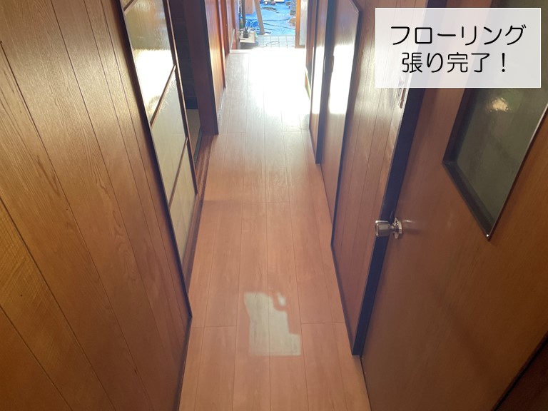 岸和田市の玄関ホールと廊下のフローリング張り完了