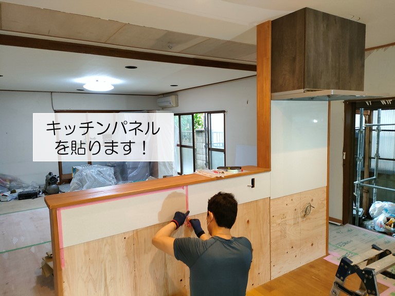 岸和田市のキッチンパネルを貼ります