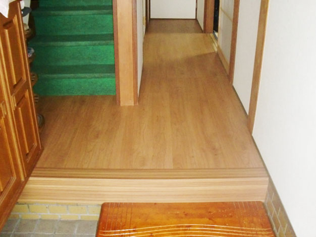 岸和田市の玄関ホールと廊下の床のリフォーム